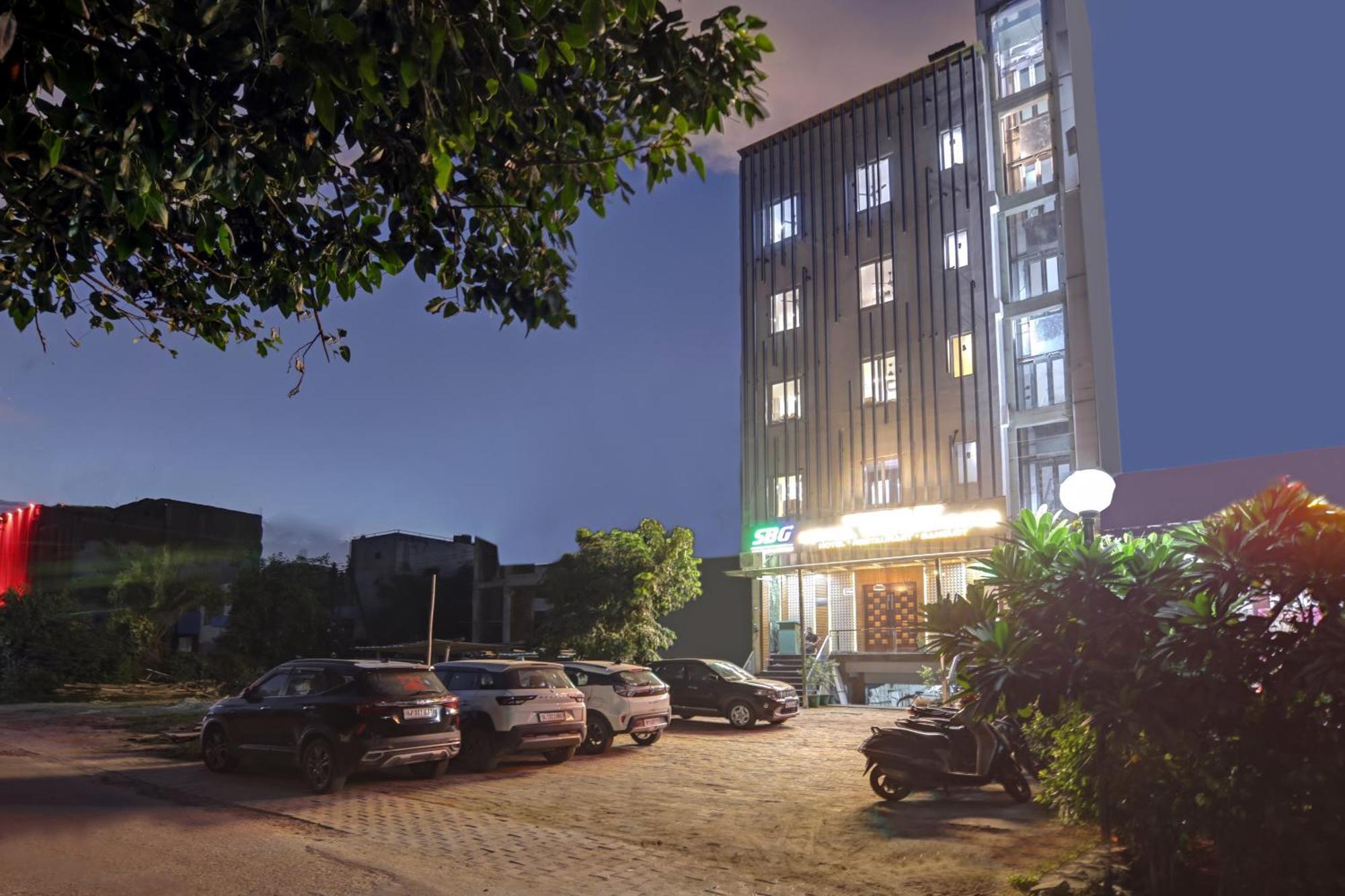 Status By Hotel The Emporio Ghaziabad Extérieur photo